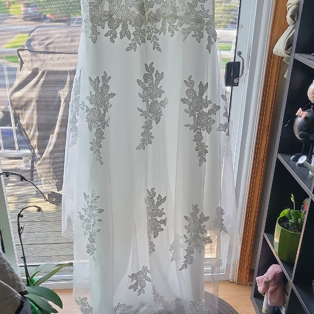 Wedding Dress - Picture 5 of 11